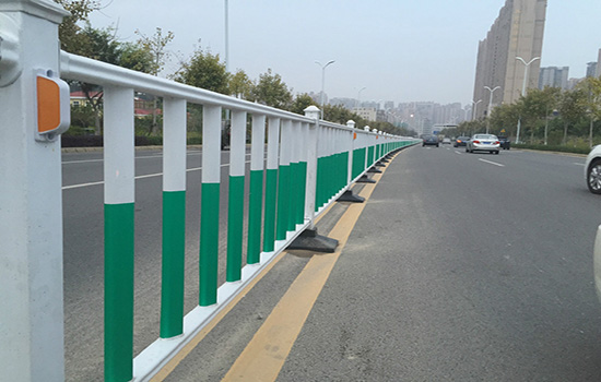 1米2刺鐵絲<a href=http://www.mediopay.com target=_blank class=infotextkey>護(hù)欄</a>安裝放樣的要求